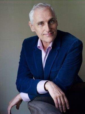 Arthur Japin  in de kerk van Peize